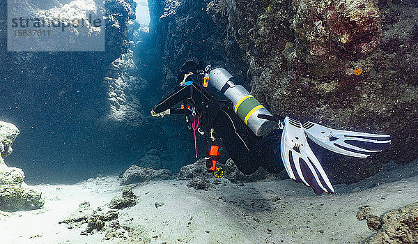 Taucher bei der Erkundung eines Canyons am Grossen Barriereriff in Australien