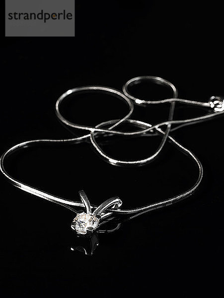 Diamant-Halskette an einer Silberkette
