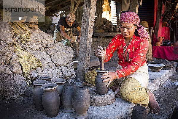 Eine Frau töpfert in einer Werkstatt in Kathmandu  Nepal