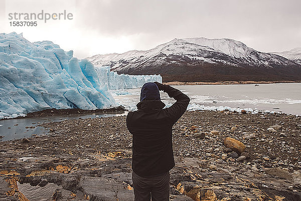 Unbekannter Mann beim Fotografieren in Gletschernähe