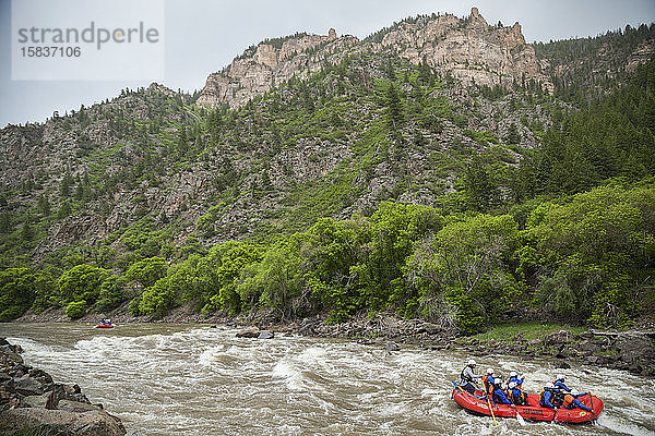 Flößer paddeln auf dem Colorado River durch den Glenwood Canyon  Colorado