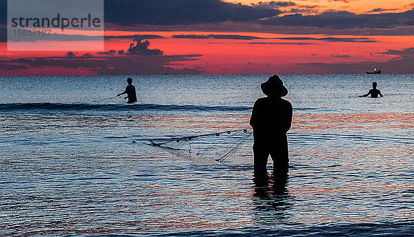 Ein Fischer fischt bei Sonnenuntergang auf Koh Rong  Kambodscha