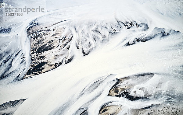 Weiße Biesen des isländischen Flussdeltas