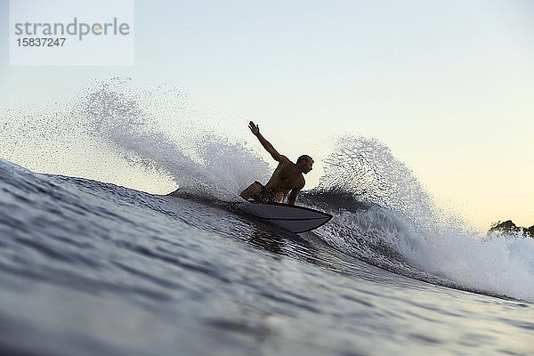 Surfer auf einer Welle