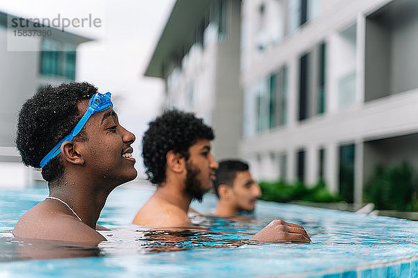 Gruppe junger Menschen verschiedener ethnischer Herkunft in einem Schwimmbad