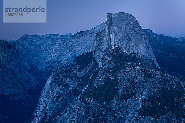 Half Dome im Yosemite National Park mit den Echo Peaks im Hintergrund.