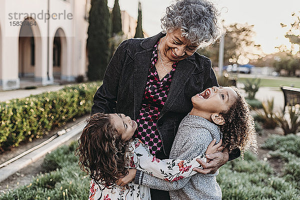 Nahaufnahme des Lifestyle-Bildes von Großmutter und Enkelkindern  die lachen