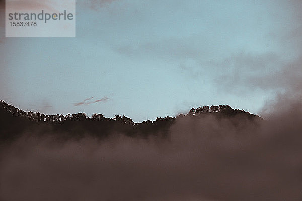 Berg in Wolken