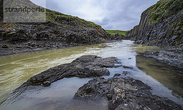 Der Fluss Jokulsa ritzte die Basaltformation der StuÃ°lagil-Schlucht