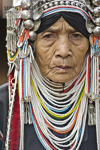 Frau des Akha-Stammes trägt traditionelle Kleidung