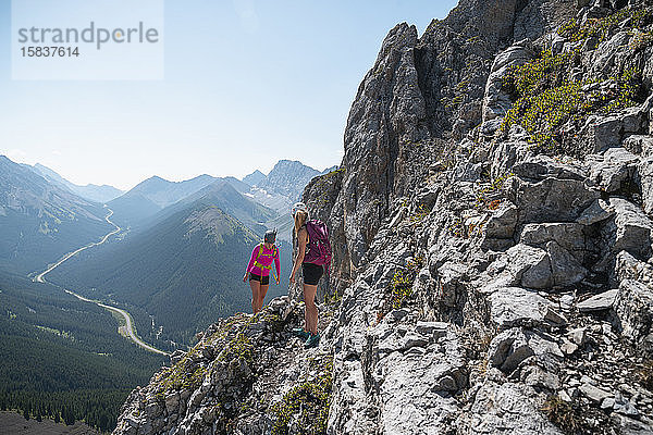Zwei Frauen erklimmen die Rocky Mountains in Kananaskis Alberta