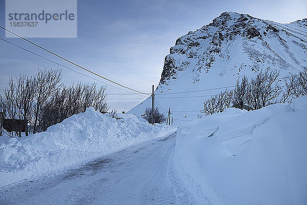 Weg durch tiefen Schnee gegraben  nachdem ein Wintersturm fast 2 Meter Schnee auf die West-Lofoten  Myrland  Lofoten-Inseln  Norwegen