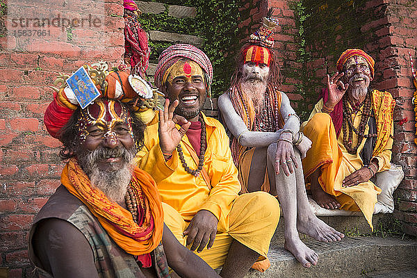 Heilige hinduistische Männer  auch Sadhus genannt  im Pashupatinath-Tempel in Kathmandu.