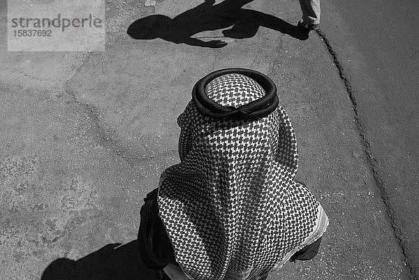 Muslime tragen Keffiyeh in den Straßen von Kerak  Jordanien