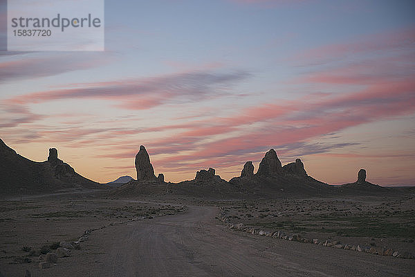 Trona-Säulen in sanften Sonnenaufgangs-Pastellfarben