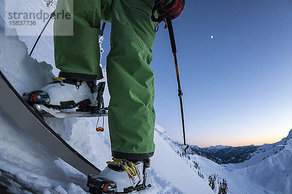 Mann beim Skifahren im Hinterland am Mt. Baker  Washington