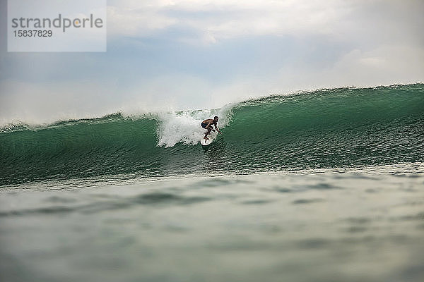 Surfer auf einer Welle