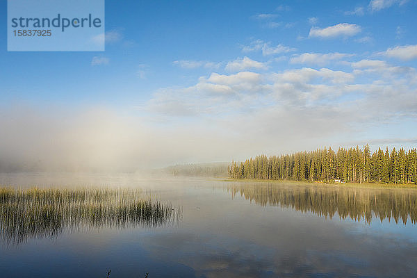 Morgens brennt die Sonne von den Wolken über dem Lac Le Jeune Lake  Kanada.