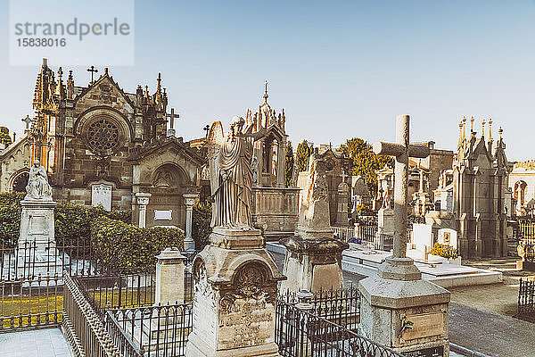 Friedhof von Poblenou mit Engeln und Kreuz in Barcelona