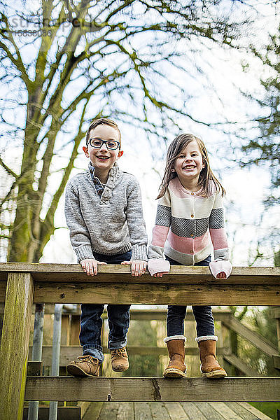 Niedliches Porträt eines Jungen und eines Mädchens  die im Park spielen.