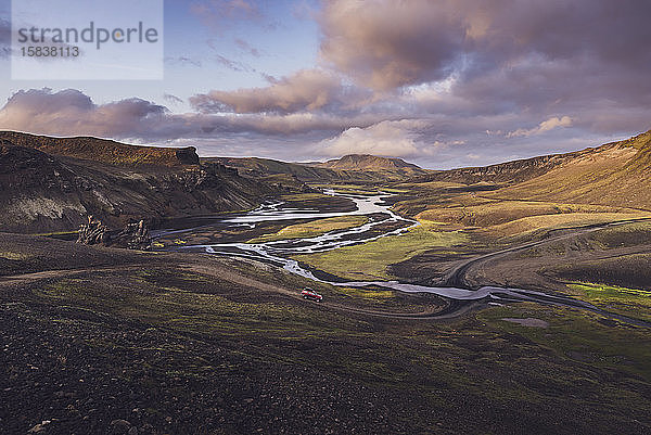 Blick auf 4x4 vor der Flussüberquerung in einem wilden Tal im Hochland von Island