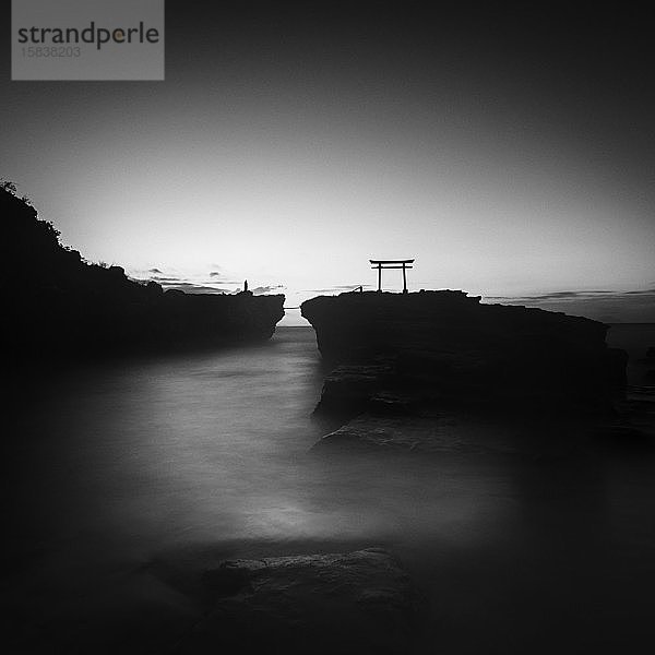 Langbelichtete Morgenansicht des Torii-Tors im Meer am Shirahama-Schrein  Halbinsel Izu  Japan