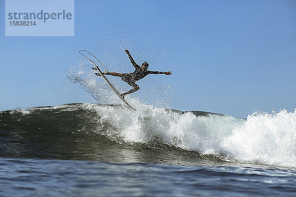 Surfer auf einer Welle