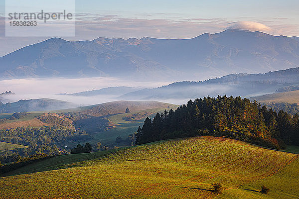 Nebel im Tal der Region Turiec und Blick auf die Mala Fatra.