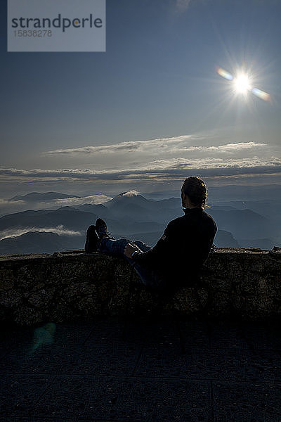 Männer sitzen der Sonne zugewandt