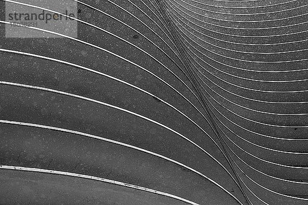 Oscar-Niemeyer-Gebäude an einem regnerischen Tag