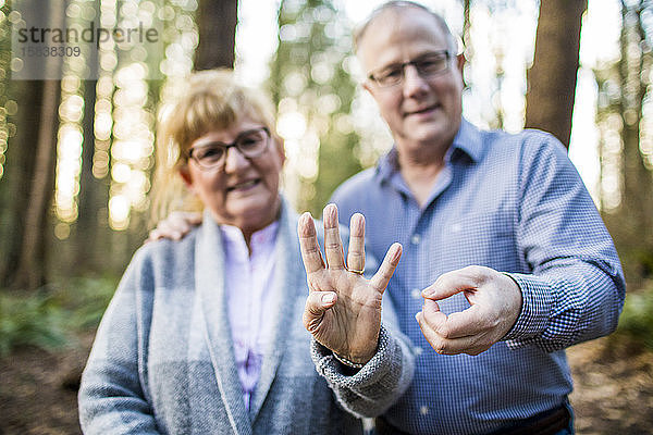 älteres Paar hält 40 mit den Fingern während des 40-jährigen Jubiläums