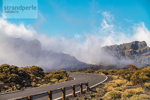 Straße im Teide-Nationalpark in großer Höhe mit Wolken