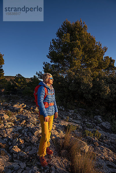 Eine Frau beim Wandern im Hochland  Berg El Divino  Costa Blanca