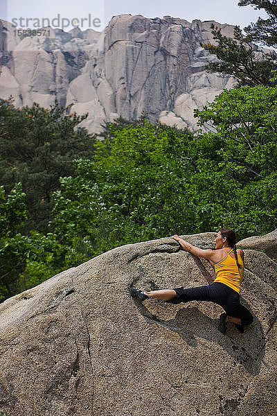 Bergsteigerin beim Bouldern im Seroksan-Nationalpark in Südkorea