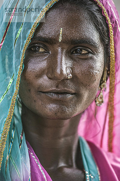 Rajasthans Frau in traditioneller Kleidung