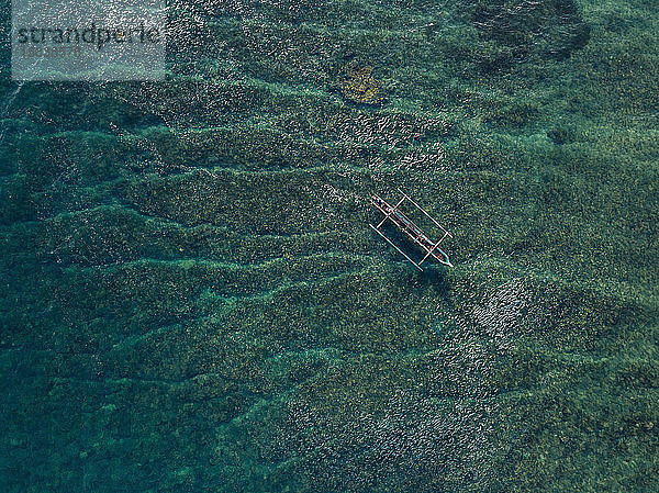 Luftaufnahme des Bootes Banca auf dem Ozean