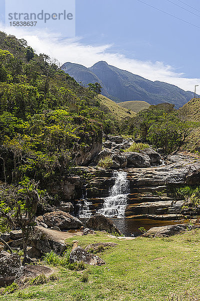 Wunderschöne Landschaft mit Regenwald-Wasserfall und Bergen auf dem Rücken