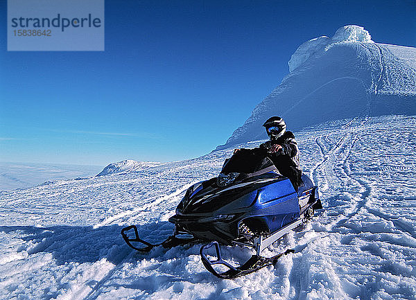 Mann auf seinem Schneescooter auf dem Snaefellsnesjokull-Gletscher