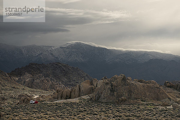 Wüstenfelsen in den Alabama Hills vor dem angrenzenden Amer