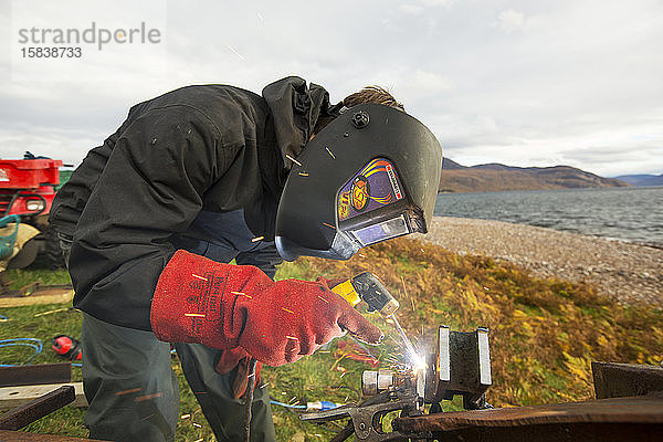 Hugh Piggott bei der Wartung seiner hausgemachten Windturbinen in Scoraig im Nordwesten Schottlands  einer der abgelegensten Gemeinden auf dem britischen Festland  in der rund 70 Menschen leben und die nur schwer erreichbar ist