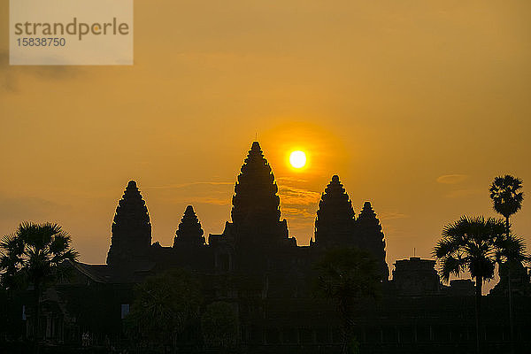 Sonnenaufgang über den Tempelruinen von Angkor Wat  Siem reap  Kambodscha