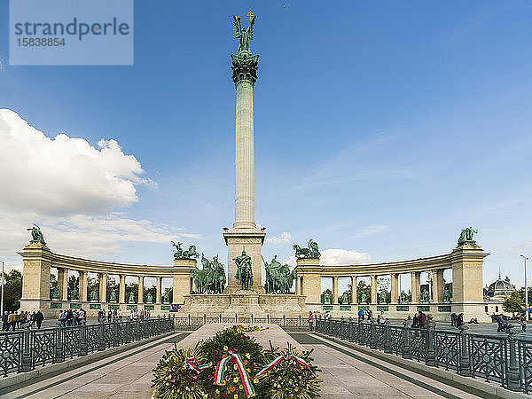 Das Milleniumsdenkmal in Budapest mit blauem Himmel und Blumen