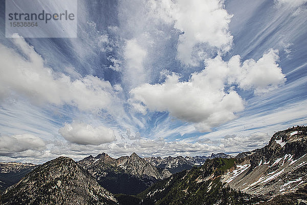 Himmel  Wolken und Berge in den Cascades in der Nähe des Regenpasses  Washington