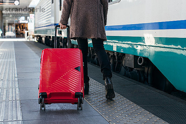 Junges Touristenmädchen geht und schleppt Gepäck Koffer Tasche