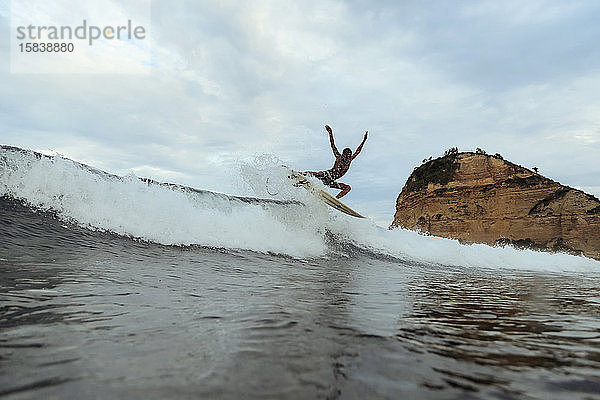 Surfer auf einer Welle