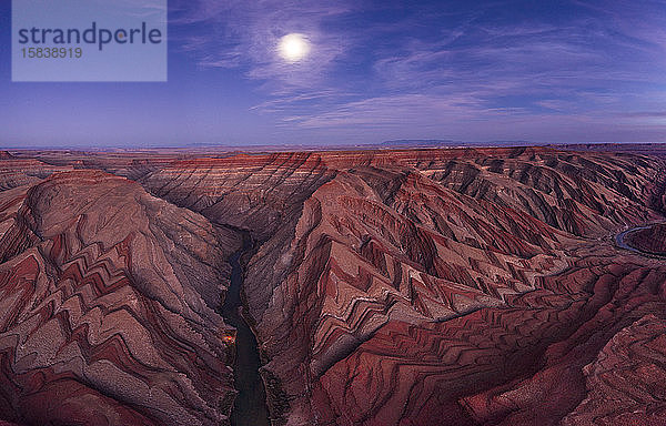 Der Raplee Anticline  einzigartige Geologie-Luftaufnahme im Süden Utahs in der Abenddämmerung