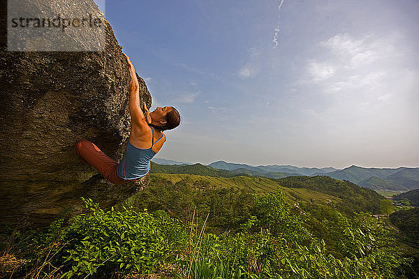 Bergsteigerin beim Bouldern im Seroksan-Nationalpark in Sout Bouldering