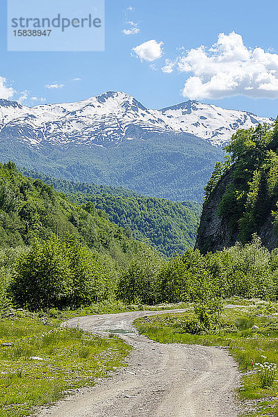 Schotterstraße durch die Wildnis  Region Racha-Lechkhumi und Kvemo Svaneti  Georgien