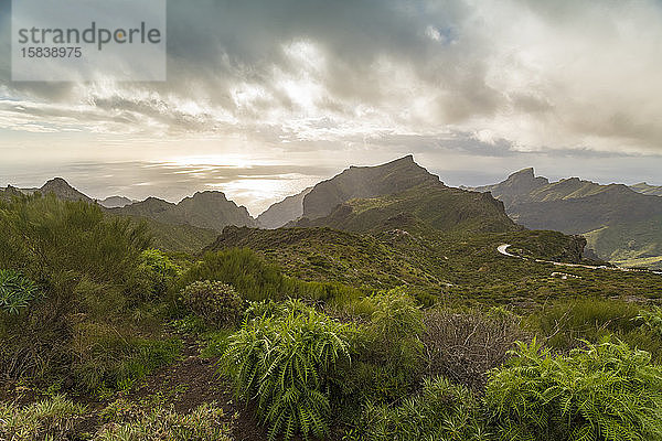 Berge und Meer in der Ferne im Süden Teneriffas bei Masca