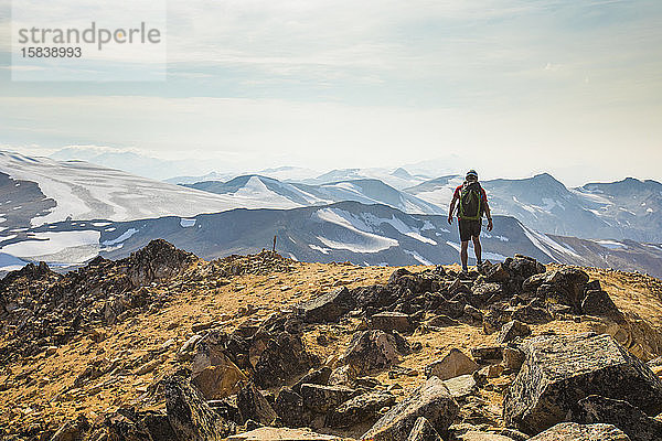 Wanderer  der über den Berggipfelgrat wandert.